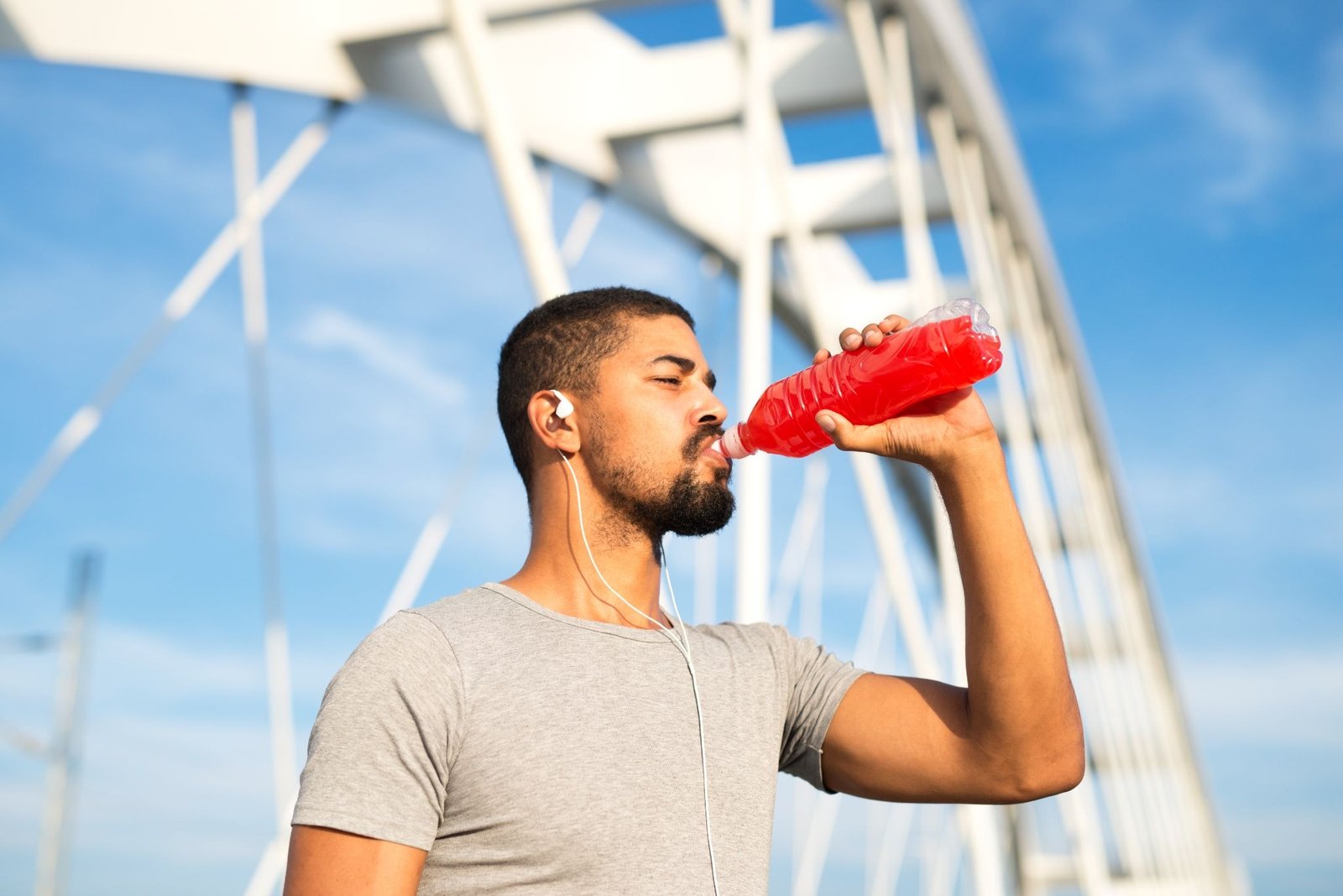 HOW ELECTROLYTES IN SPORTS DRINKS SUPPORT ATHLETIC PERFORMANCE AND RECOVERY
